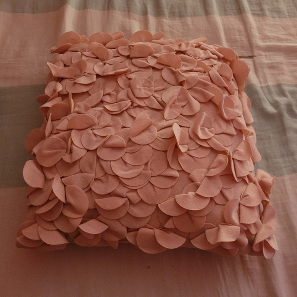Pink flower pillow - Picture 2 of 2